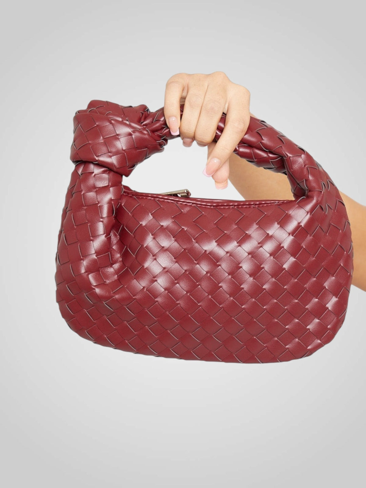 Aura | Mini-Tasche mit geflochtenem Knotenhenkel aus umweltfreundlichem Leder in Weinrot