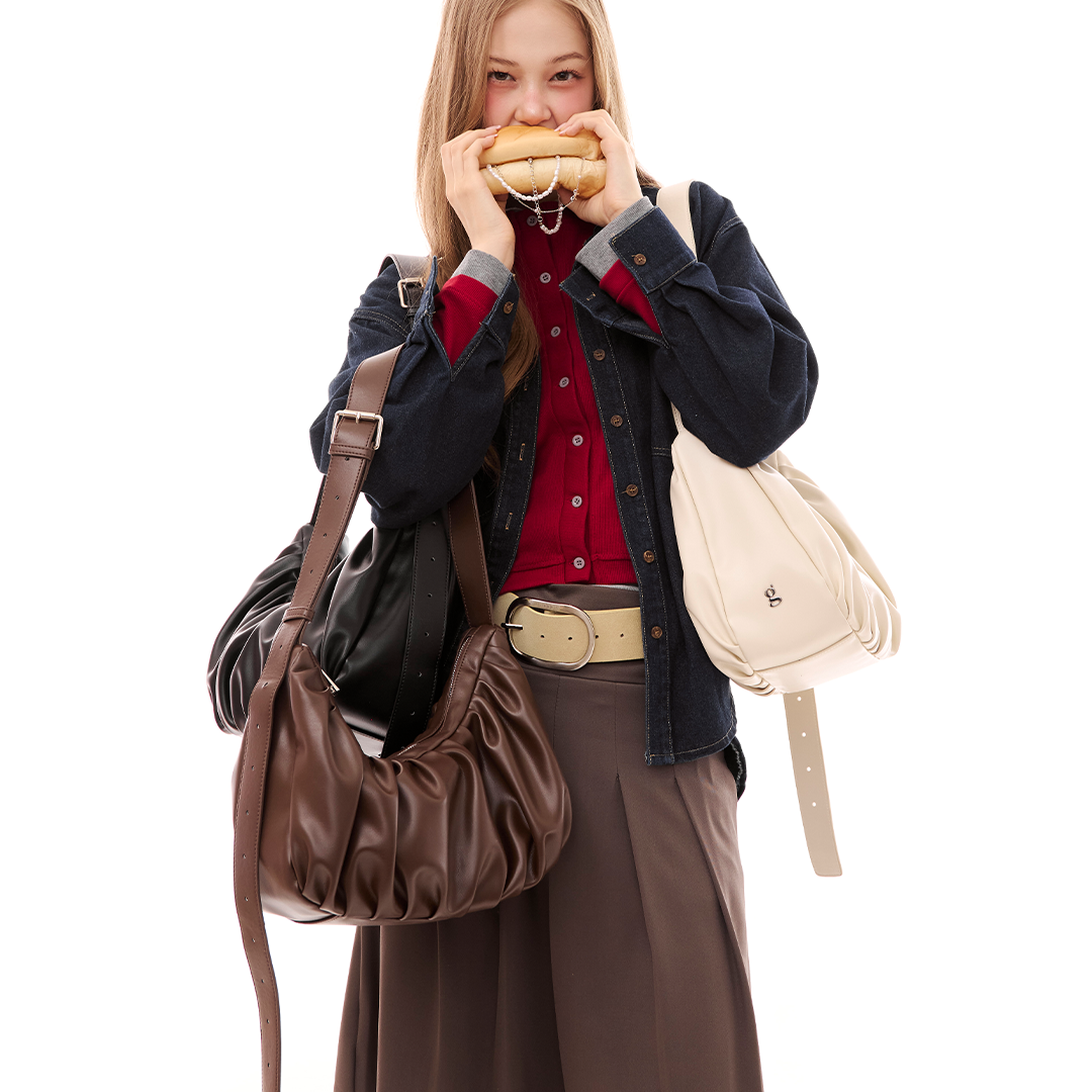 Chara | Geantă tip sling din piele în formă de croissant