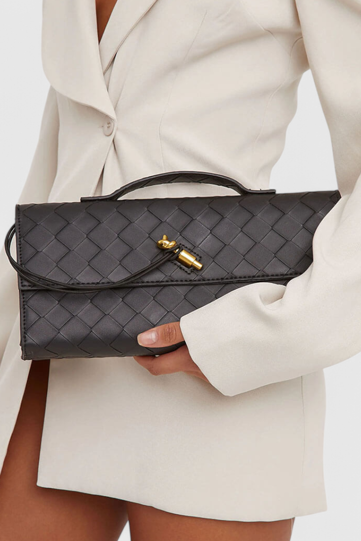 Bolsa Clutch Melanie com Detalhe de Nó Dourado