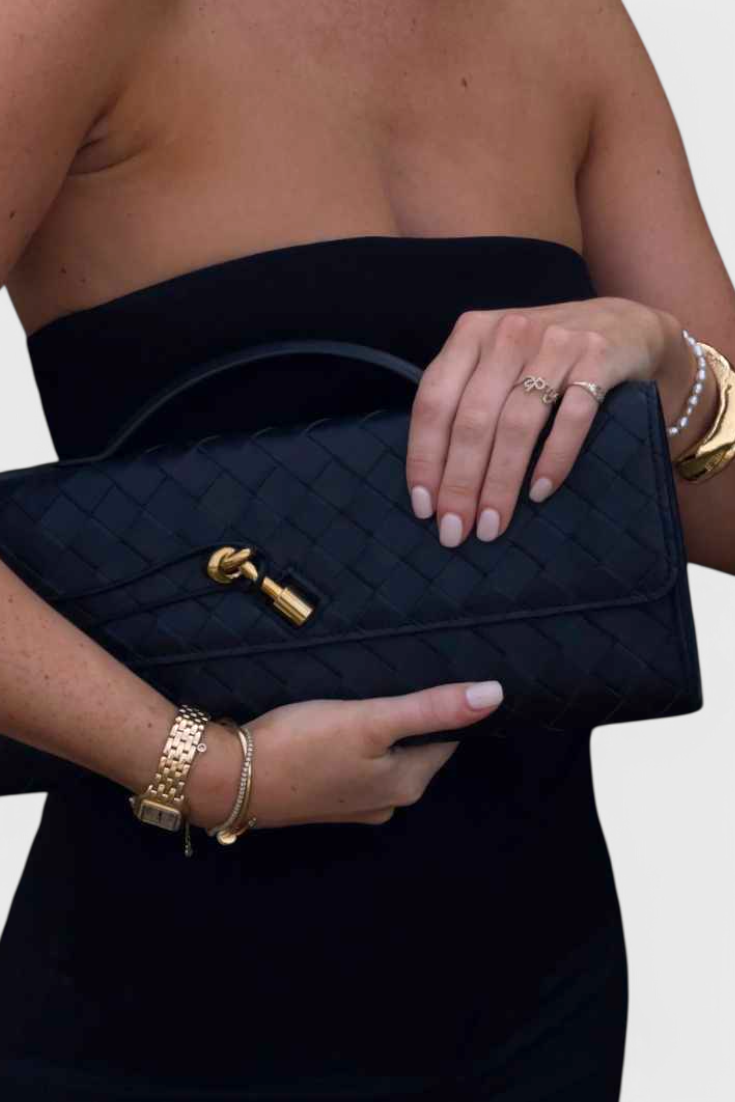Bolsa Clutch Melanie com Detalhe de Nó Dourado