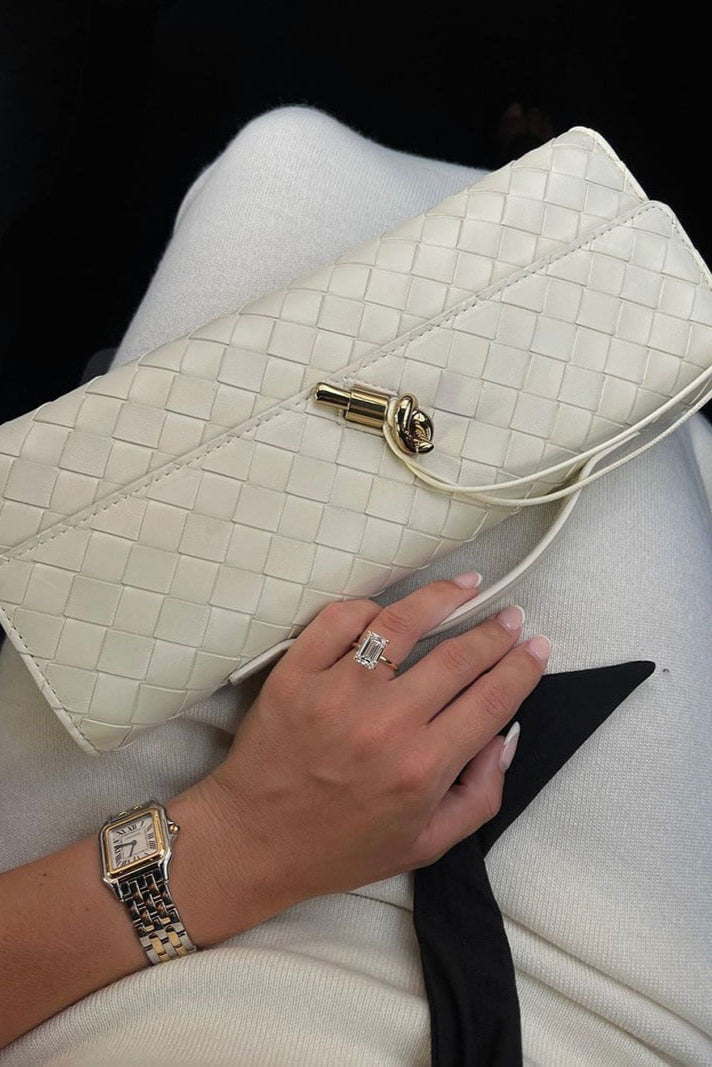 Bolsa Clutch Melanie com Detalhe de Nó Dourado