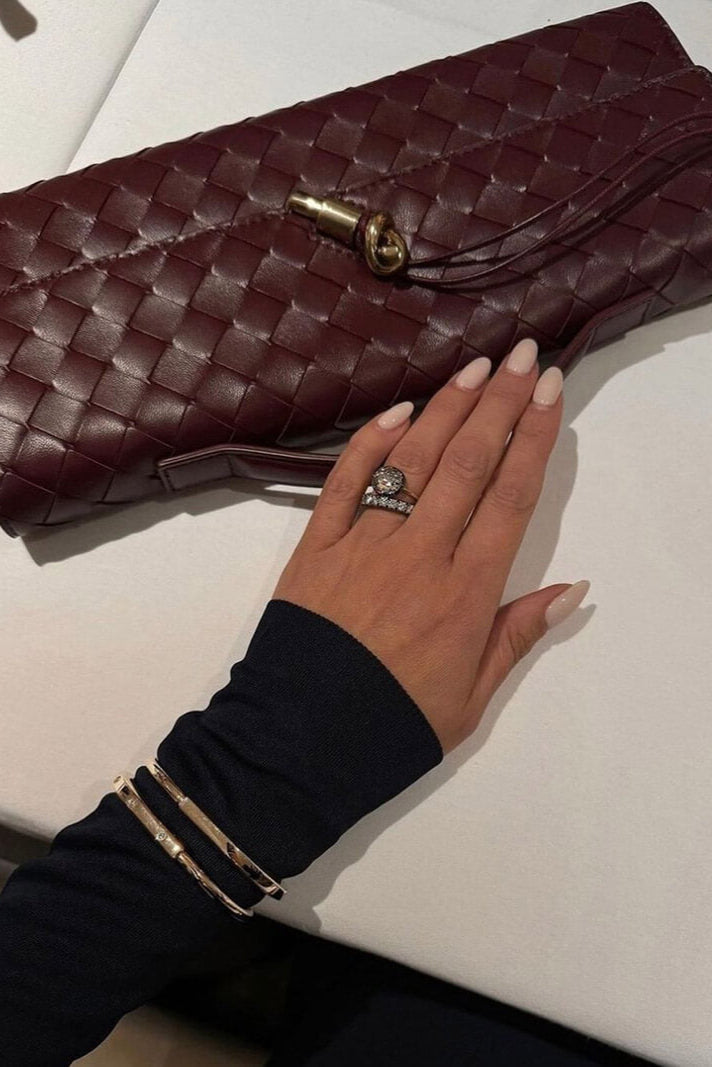 Bolsa Clutch Melanie com Detalhe de Nó Dourado